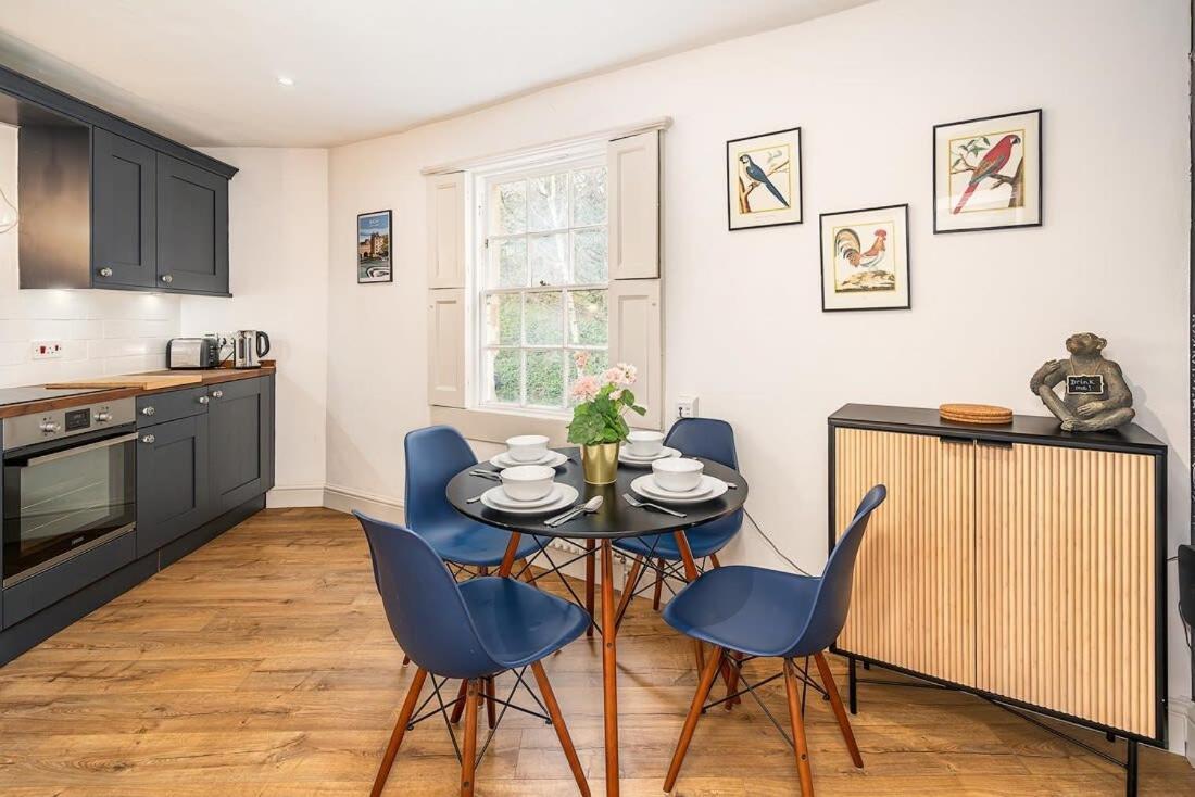 Beautiful 2 Bed Flat Appartamento *