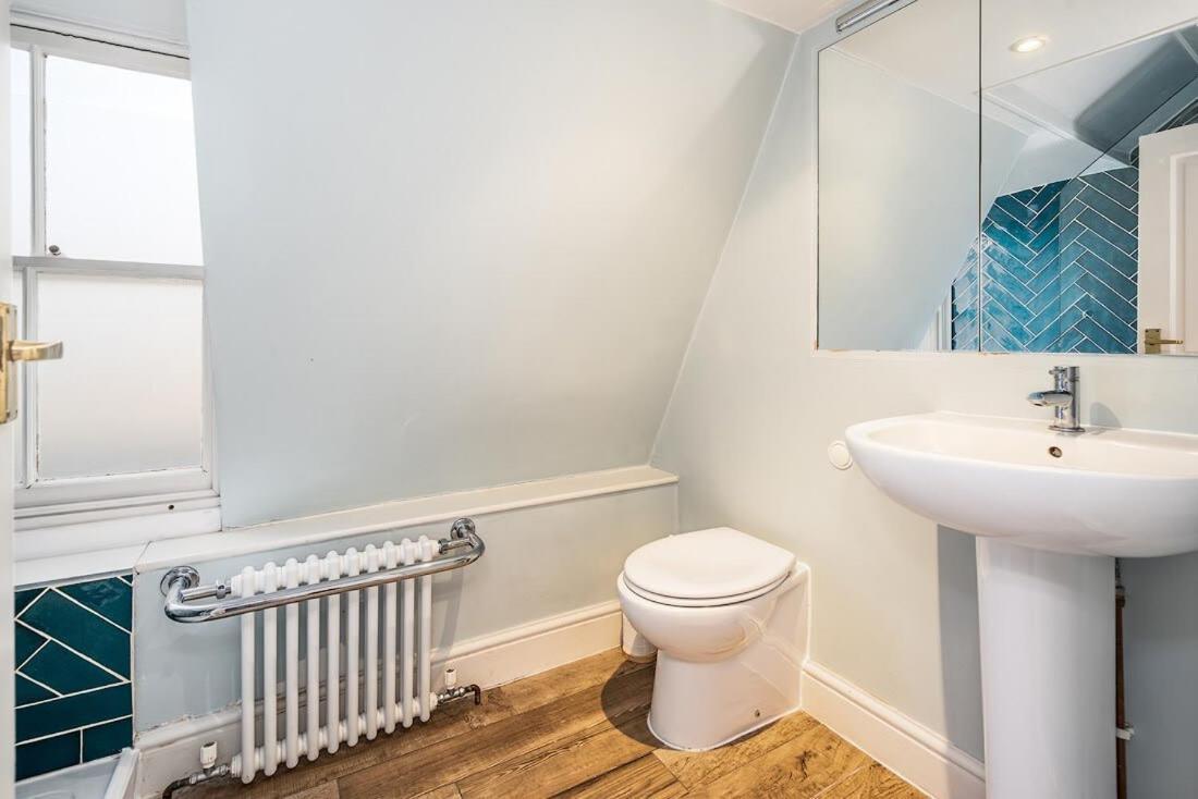 Beautiful 2 Bed Flat Appartamento Bath