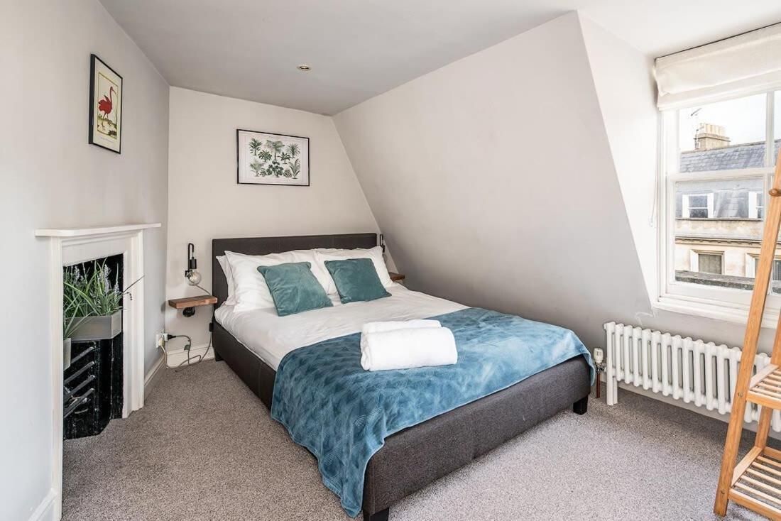 Beautiful 2 Bed Flat Appartamento Bath